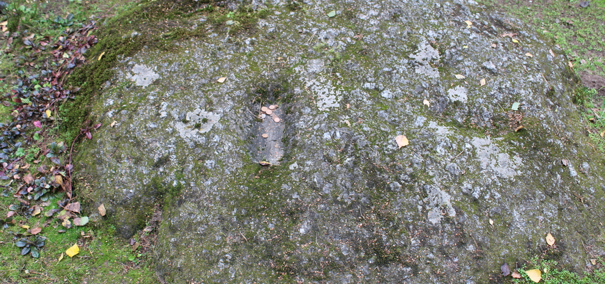 Mitkiškių akmuo su „Kristaus, Marijos ir avinėlio pėdomis